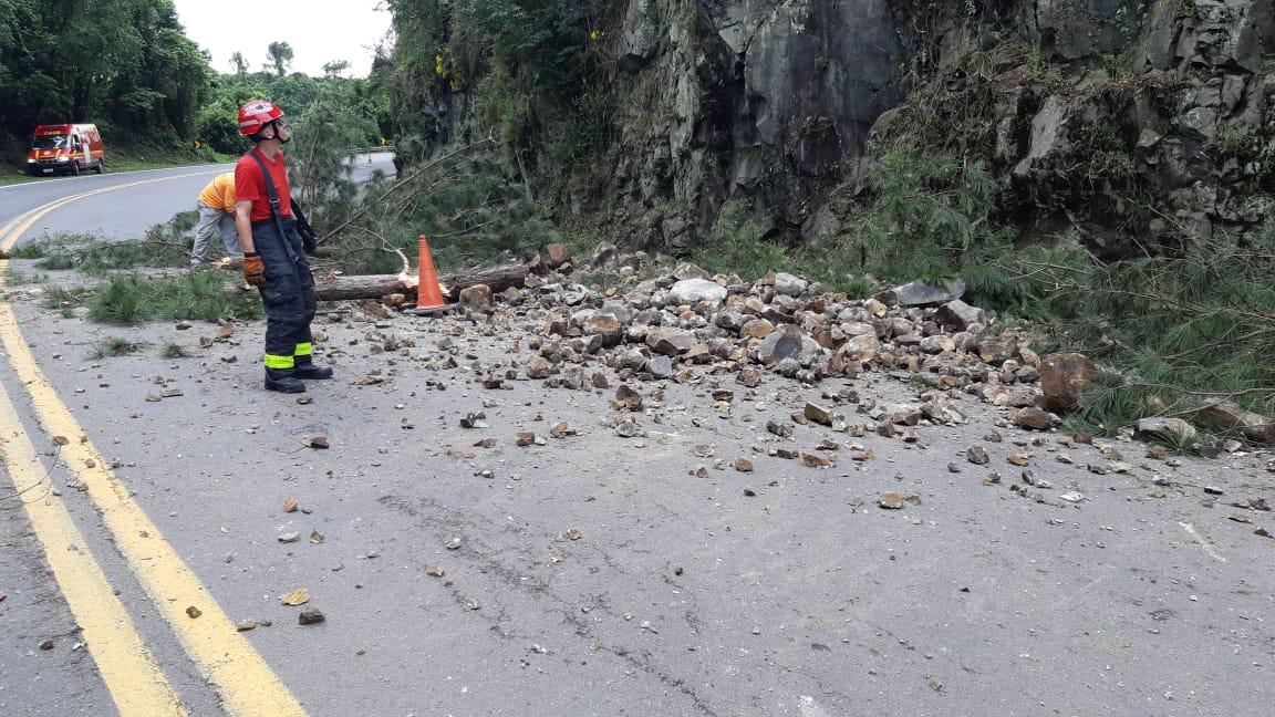 PRF bloqueia BR-470 para remoção de pedras em Bento