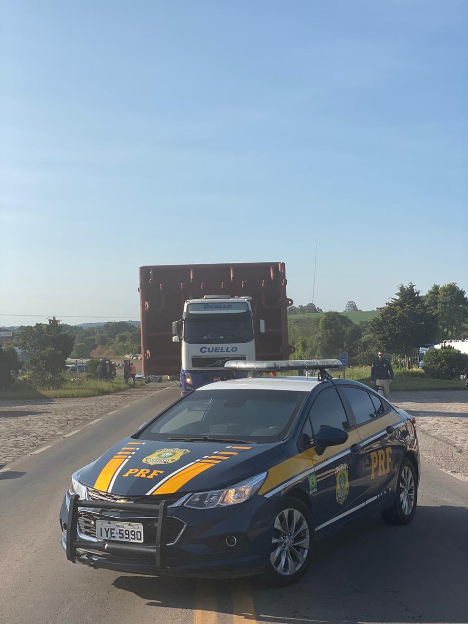 PRF realiza escolta de carga com dimensões excedentes