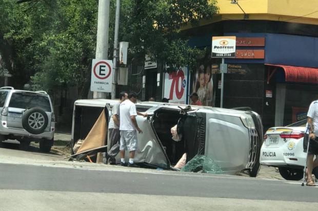 Acidente entre carro-forte e camionete deixa mulher ferida em Caxias