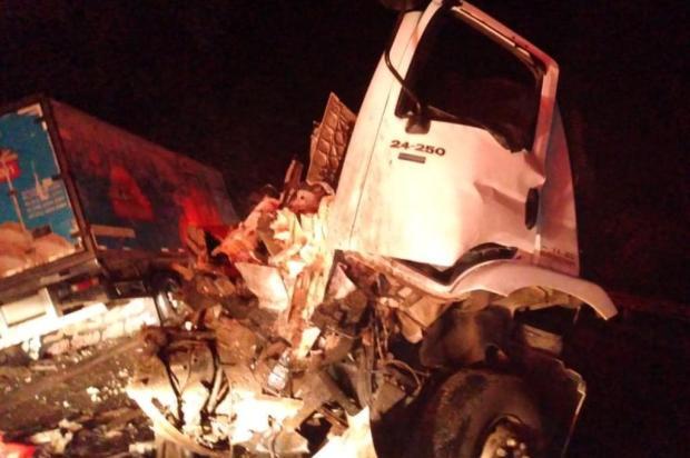 Acidente entre dois caminhões e um carro deixa três pessoas mortas em Flores da Cunha