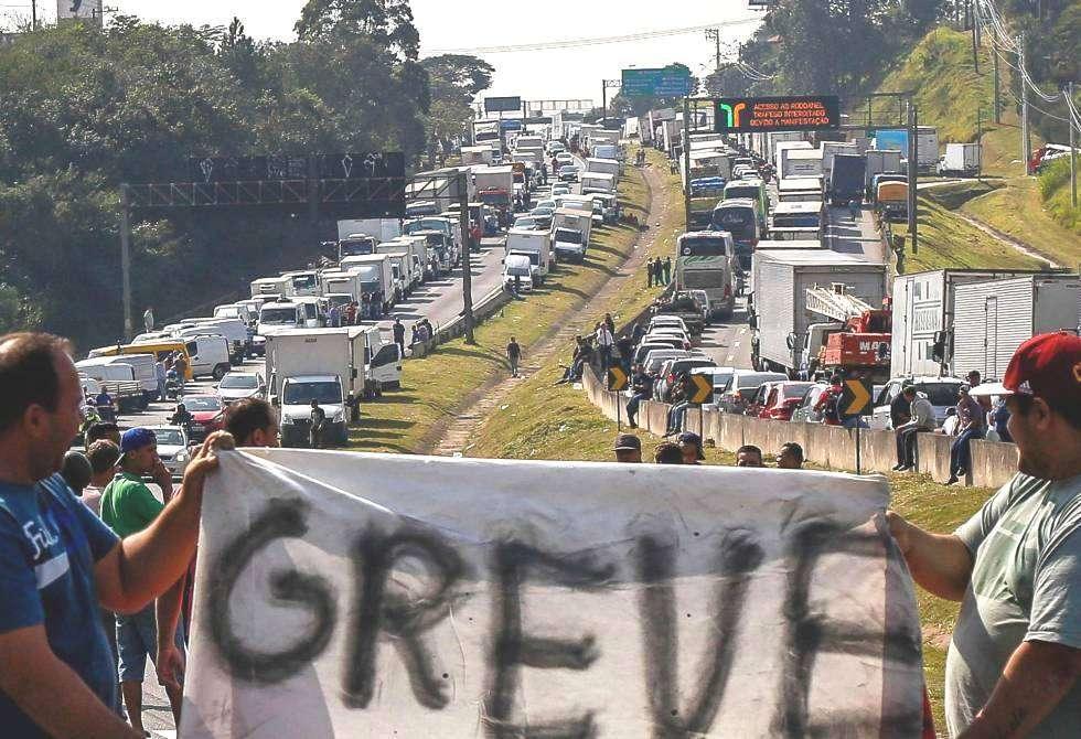 Caminhoneiros devem cruzar os braços na segunda-feira