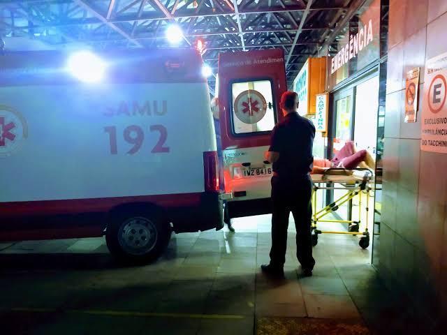 Carro colide em árvore e deixa três pessoas feridas em Bento