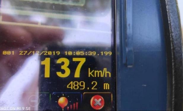Motorista é flagrado dirigindo a 137 km/h na Rota do Sol