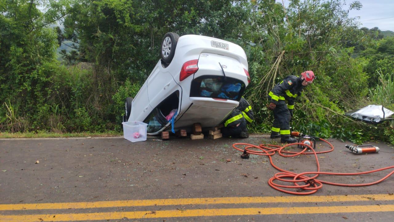 Mulher fica ferida após capotamento no interior de Bento