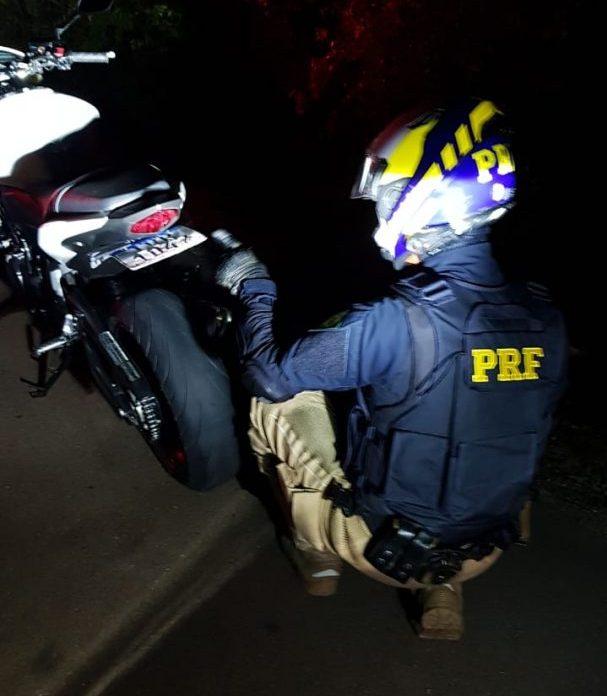 Policiais apreendem motocicleta que trafegava a mais de 200 quilômetros por hora na Freeway