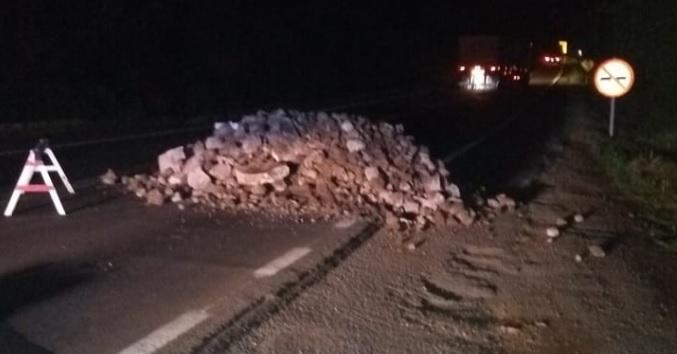 Rota do Sol é obstruída em Garibaldi com cargas de entulho