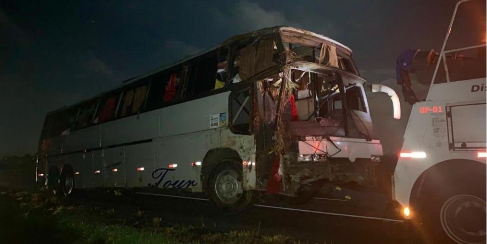 Acidente com ônibus de turistas na Freeway deixa 13 feridos