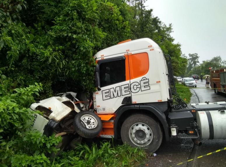 Acidente entre caminhão e caminhonete mata condutor em Farroupilha