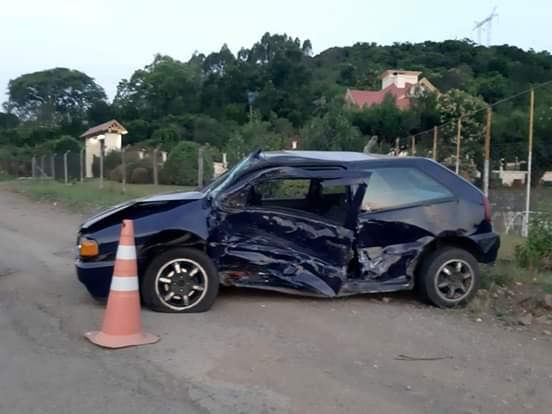 Acidente entre caminhão e carro deixa dois feridos na Rota do Sol, em Carlos Barbosa