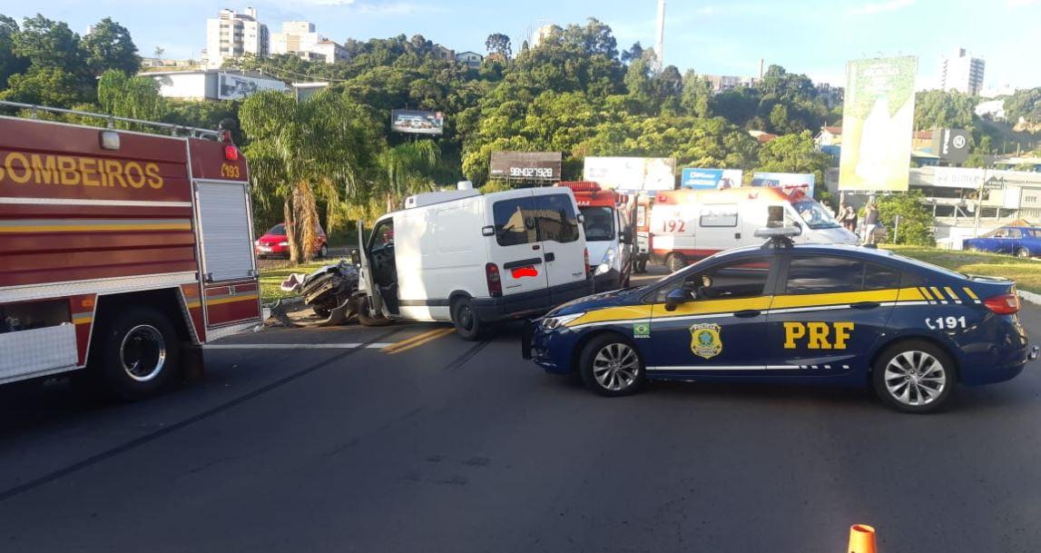 Acidente entre carro e van na BR-470 deixa seis pessoas feridas em Bento