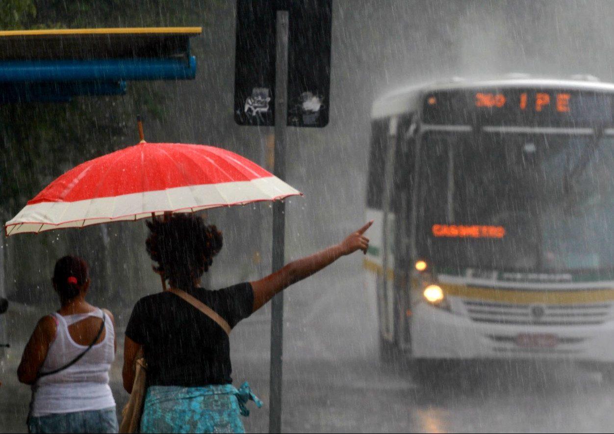 Defesa Civil alerta para a possibilidade de novos temporais, com rajadas de vento e queda de granizo, em todo RS