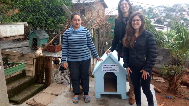 Em três anos, Projeto Posse Responsável doa 35 casinhas de cachorro à comunidade em Bento