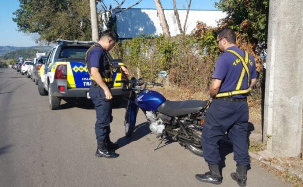 Fiscalização de trânsito autua 12 motoristas em Bento