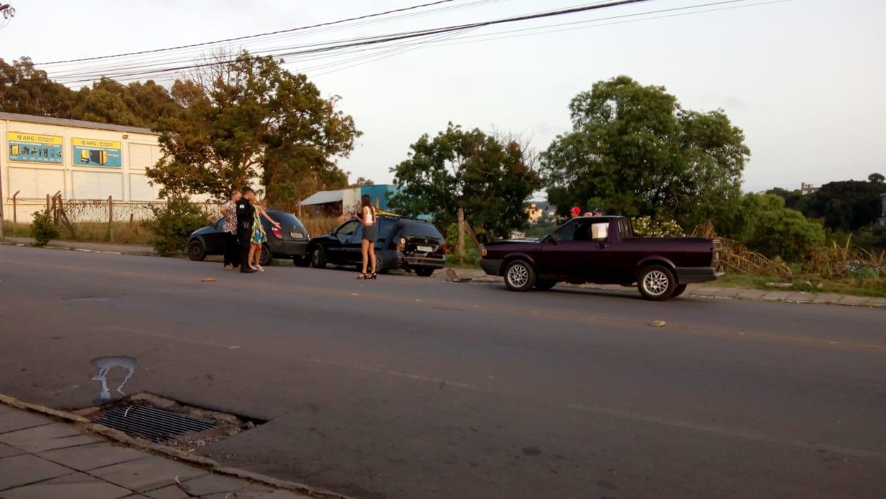 Homem é preso por embriaguez após colidir em veículos estacionados em Bento