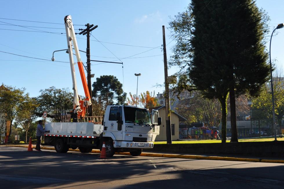 Manutenção nos postes de iluminação pública deve ser solicitada pela população em Carlos Barbosa