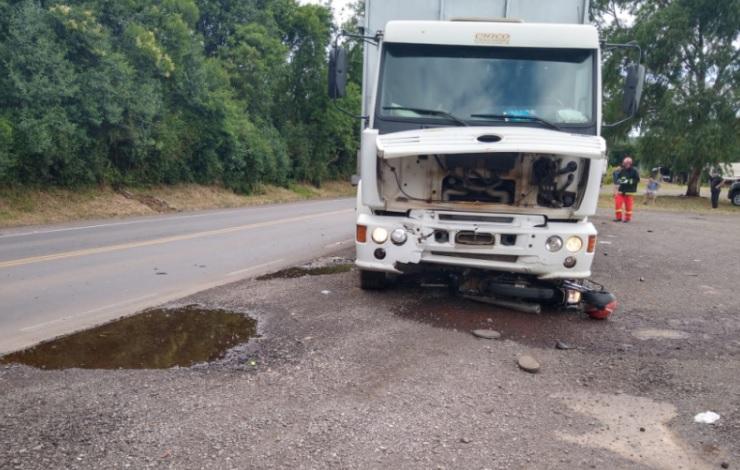 Motociclista morre em acidente entre caminhão e moto na Rota do Sol em Carlos Barbosa