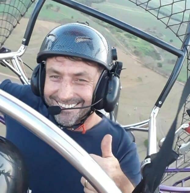 Piloto espalha sementes durante seus voos para reflorestar a cidade