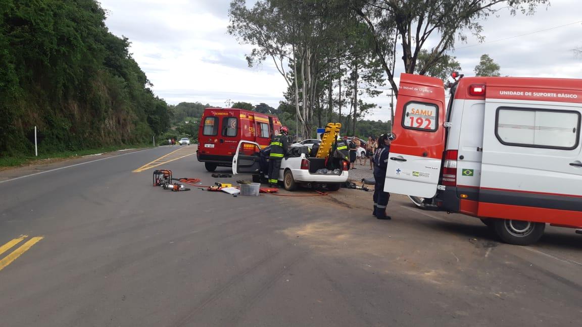 Acidente entre dois carros na BR-470 deixa cinco feridos em Bento