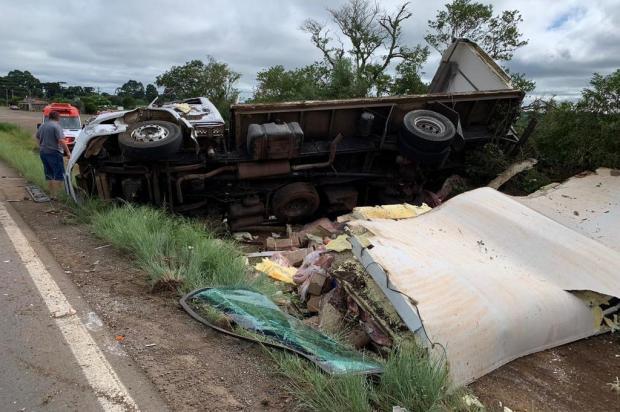 Caminhão tomba e deixa dois homens feridos na ERS-122, em Ipê