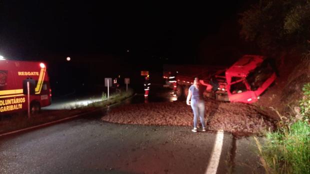 Caminhão tomba e RSC-453 fica quase dez horas interrompida em Garibaldi