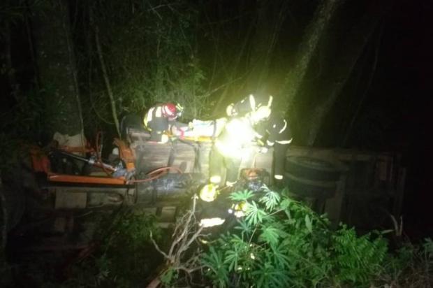 Caminhoneiro fica ferido após sair de pista com caminhão na BR-470, em Veranópolis