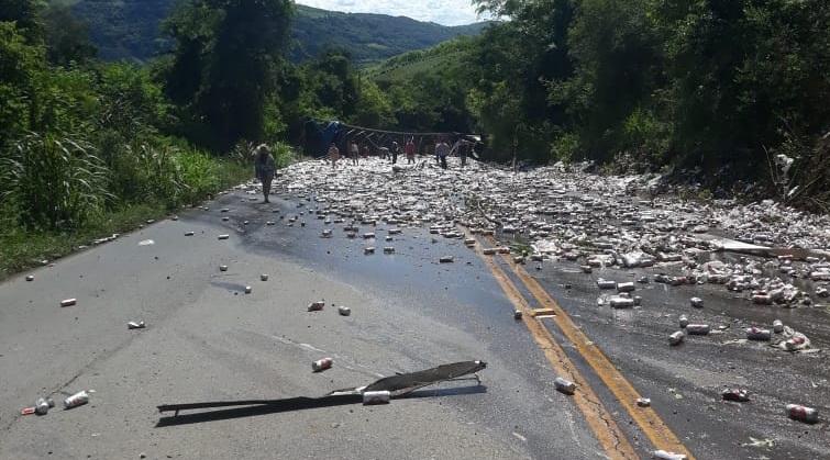 Carreta carregada de cerveja tomba em Bento Gonçalves