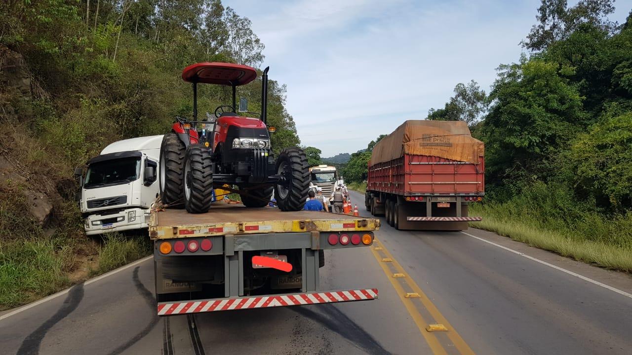 Carreta perde o controle e bloqueia parcialmente a RSC-453, em Farroupilha