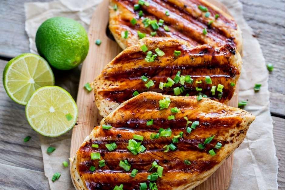 Como temperar frango: aprenda a deixar a carne ainda mais suculenta