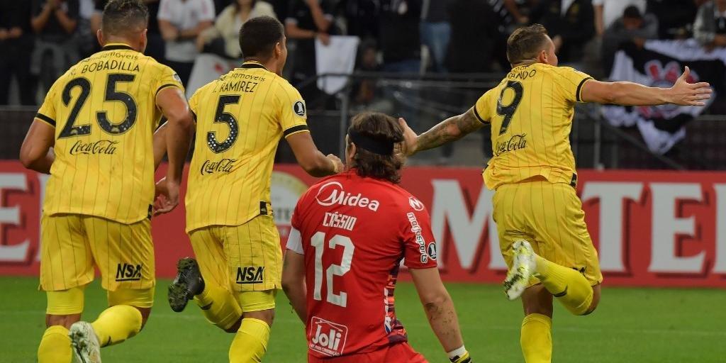 Corinthians vence, mas está eliminado da Libertadores