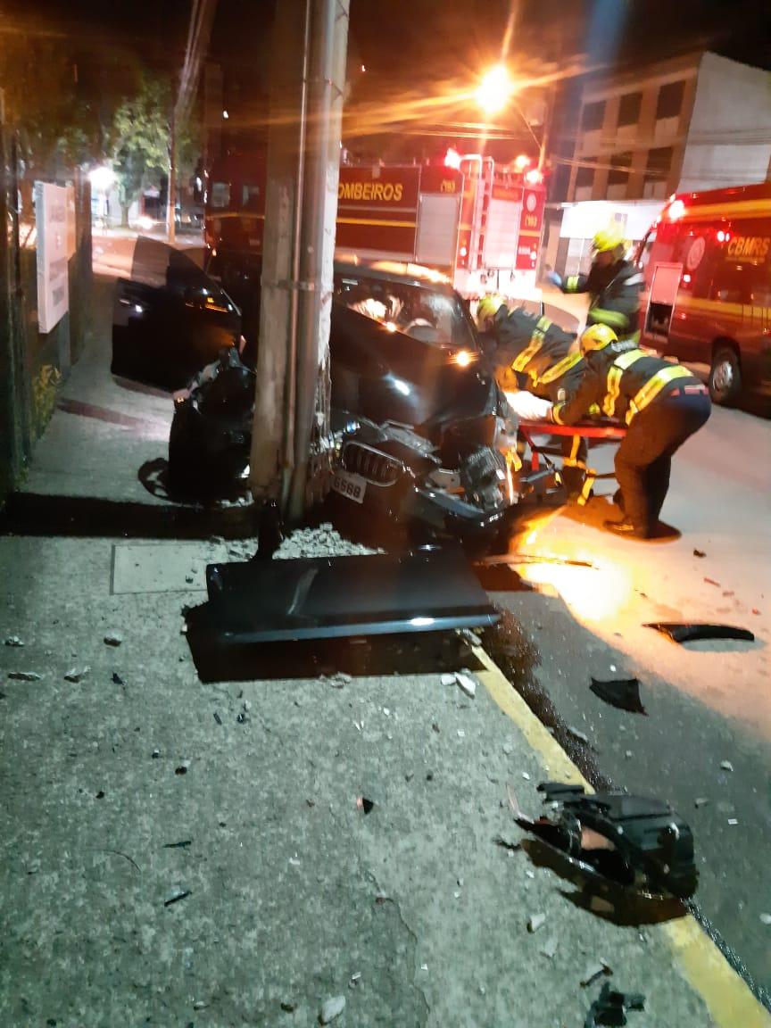 Homem fica ferido após colidir veículo contra poste em Bento