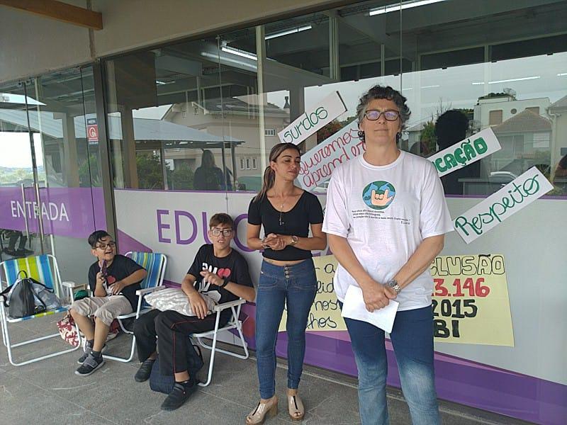 Mães de alunos surdos voltam a reivindicar atenção a seus filhos em Bento