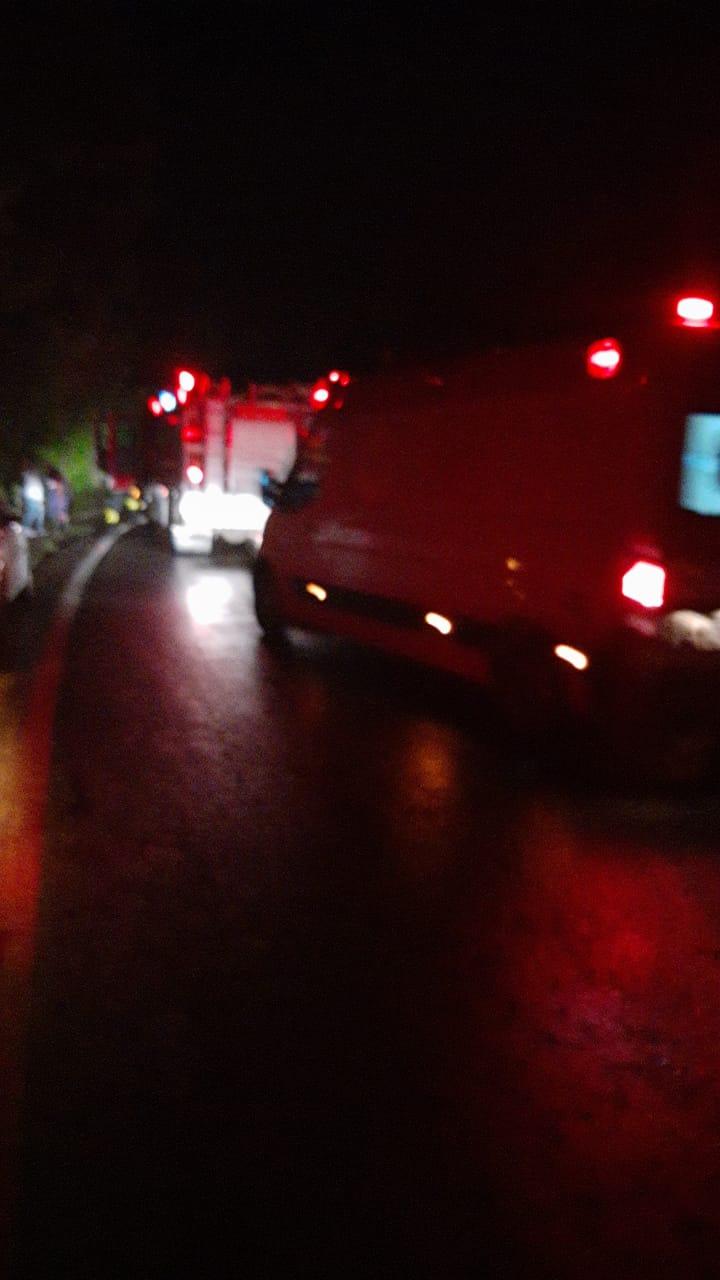 Mulher morre em acidente e dois ficam gravemente feridos na BR-470, em Bento