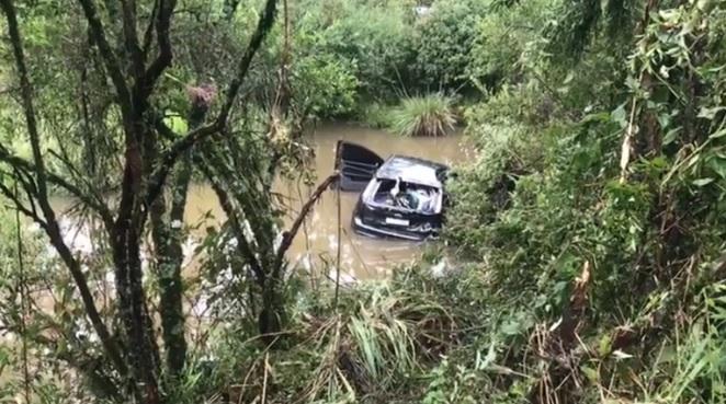Veículo aquaplana e vai parar dentro de açude em Carlos Barbosa