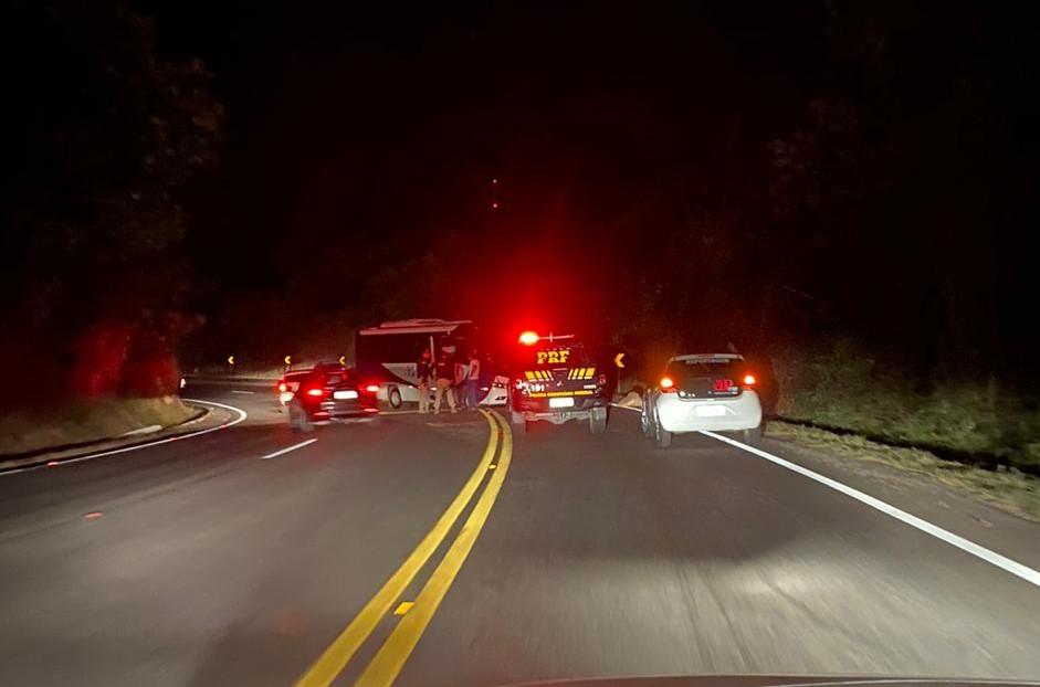 Acidente entre ônibus e carro deixa motorista gravemente ferido na BR-470, em Bento