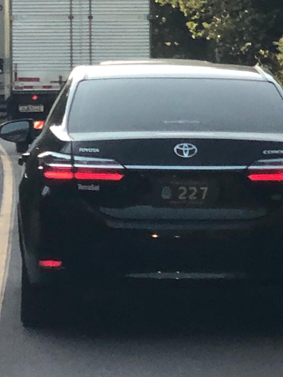 Carro oficial do prefeito de Bento é flagrado ao ultrapassar em local proibido