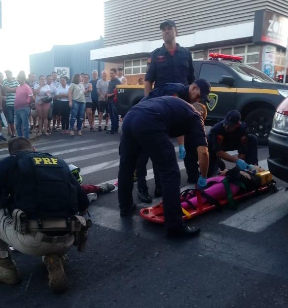 Casal fica ferido após colidir moto durante fuga da PRF em Bento
