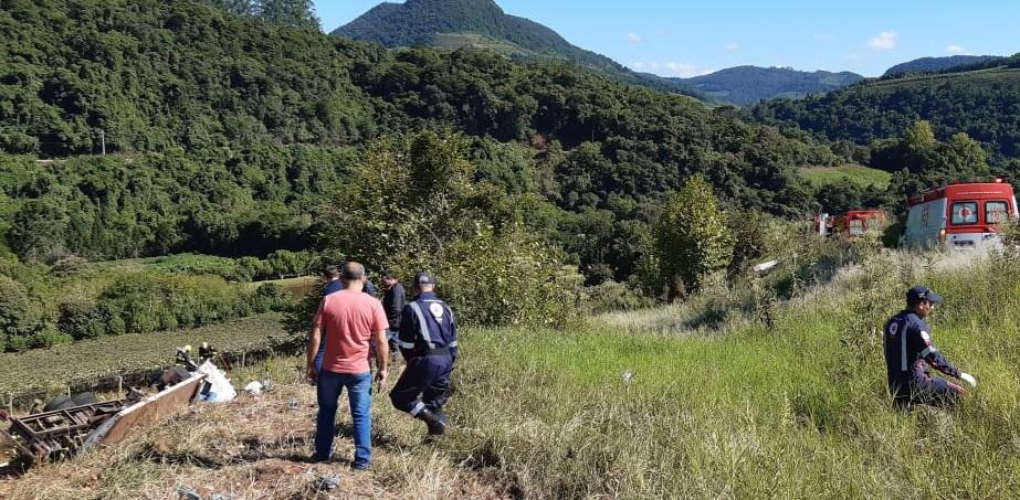 Duas pessoas ficam feridas após caminhão tombar na ERS-431, em Bento