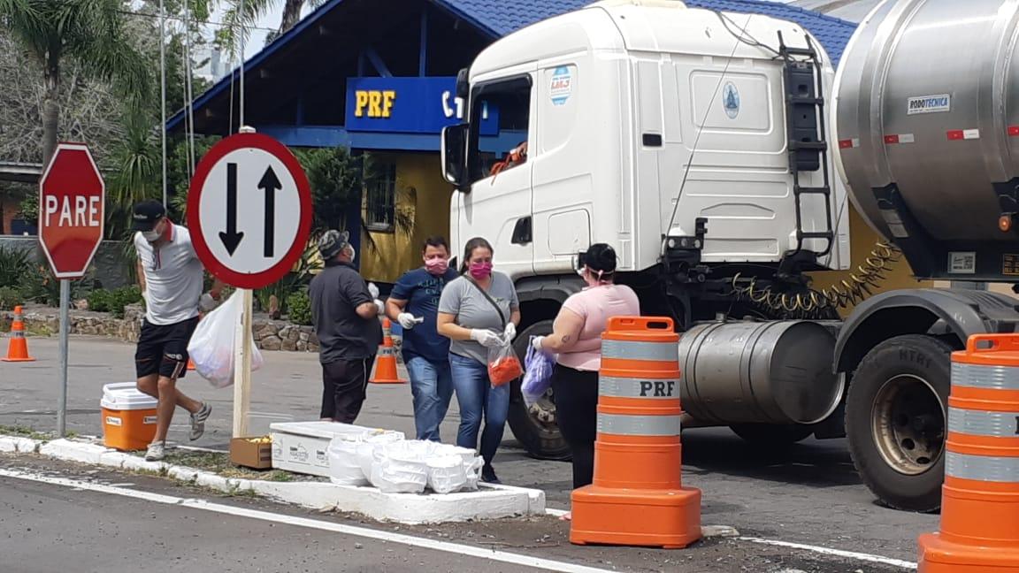 Em ação coordenada em todo país, voluntários e PRF prestam auxílio a caminhoneiros em Bento