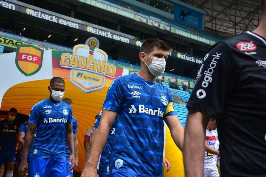 Grêmio toma susto, mas vence São Luiz de virada na Arena sem torcida