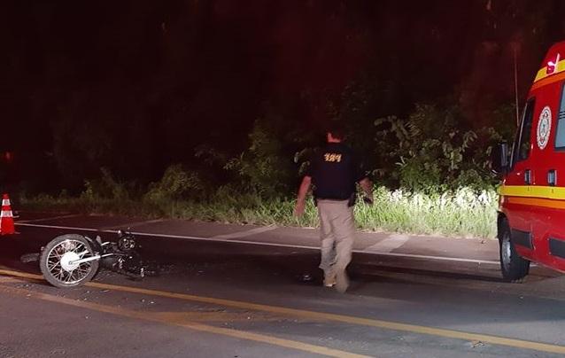 Jovem fica ferido após colidir moto contra carro na BR-470, em Bento