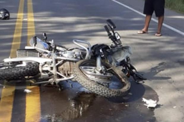 Motociclista morre ao colidir de frente com caminhão na Rota do Sol