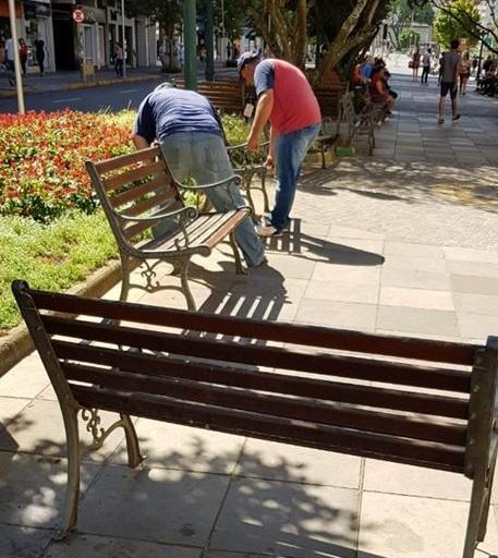 Prefeitura de Bento retira bancos das Praças