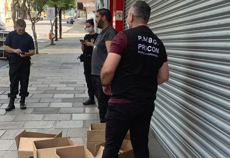 Procon apreende 270 frascos de álcool gel de vendedor ambulante no centro de Bento