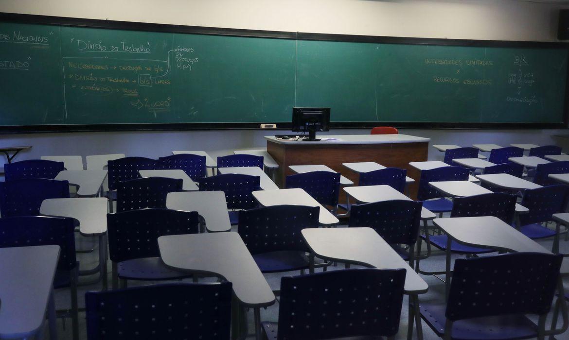 Governo prorroga suspensão de aulas até final de abril