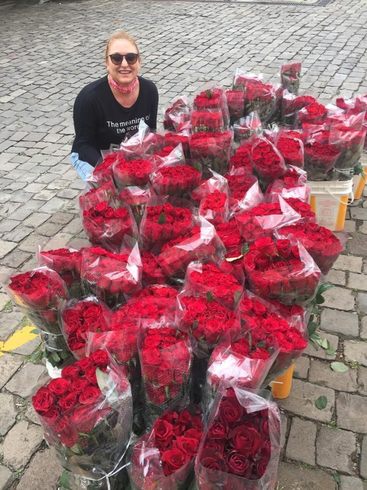 Voluntários entregam flores a colaboradores do Tacchini
