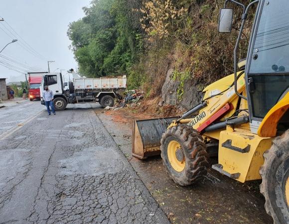 Bento realiza retirada de entulhos na ERS-444