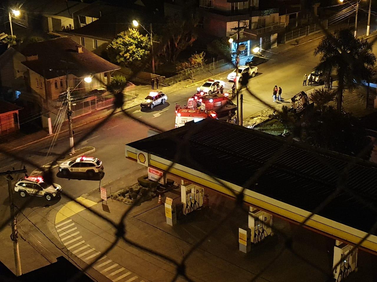 Carro invade pátio e destrói parada de ônibus ao capotar em Bento