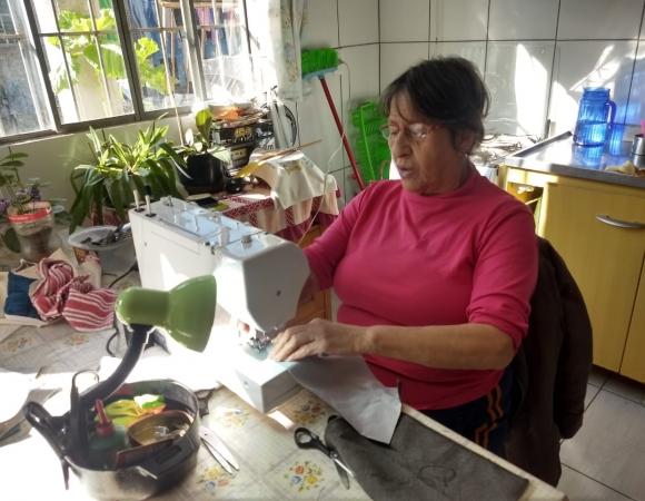 Moradora de Bento doa máscaras para quem precisa