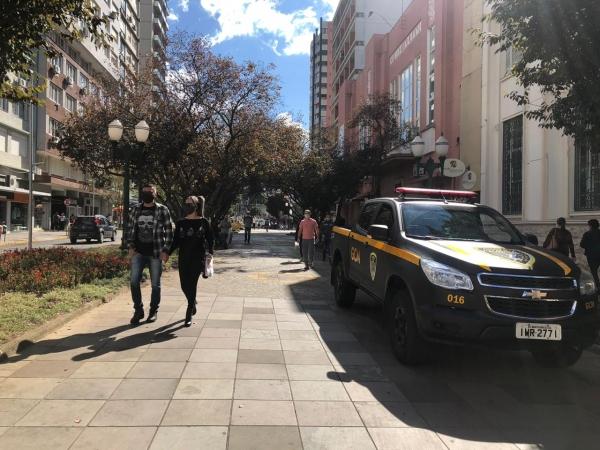 Operação na Via del Vino orienta sobre a utilização de máscaras em Bento