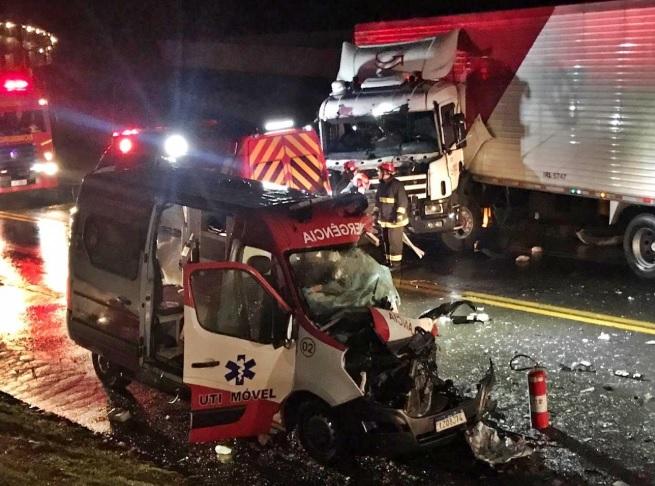 Acidente entre caminhão, ambulância e moto deixa quatro feridos na BR-470